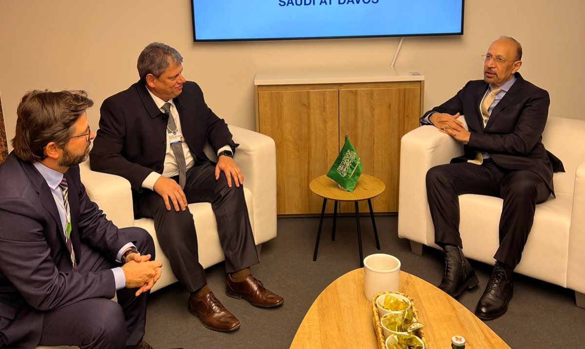 Le ministre brésilien des Finances, Fernando Haddad, discute de partenariats potentiels avec le ministre saoudien de l’Investissement, Khalid al-Falih, lors du Forum économique mondial en janvier. (Photo fournie)