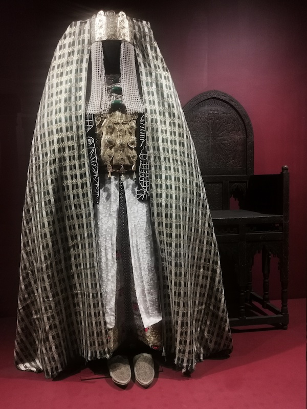 Tenue de mariée originaire de Fès, salle des bijoux anciens (fournie) 