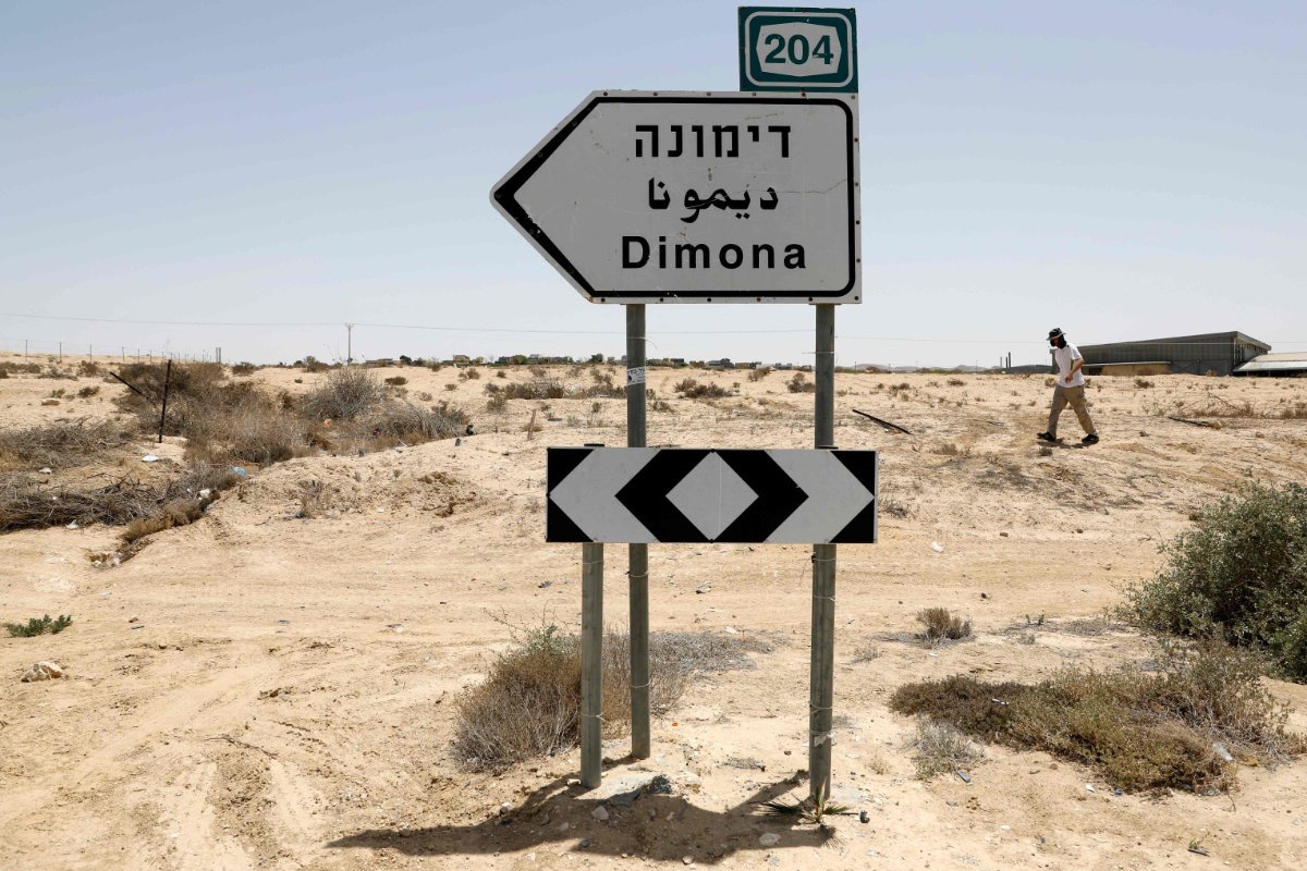 Un panneau routier indique le chemin de la centrale nucléaire de Dimona dans le désert du Néguev en Israël. (Photo, AFP/Ahmad Gharabali)