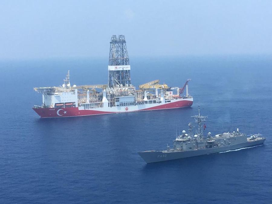 Un navire de guerre de la marine turque patrouille à côté du navire de forage "Fatih" alors qu'il naviguait vers la Méditerranée orientale, près de Chypre, en juillet 2019 (photo AFP)