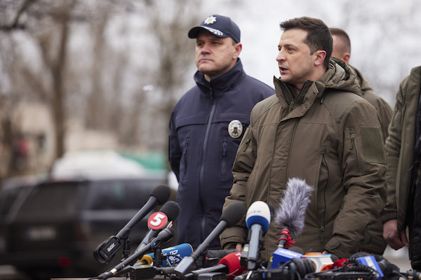 Le président ukrainien Volodymyr Zelenskyy, à droite, s’exprime lors d’une conférence de presse à Kherson, en Ukraine, le 12 février 2022. (Photo fournie par l’AP)