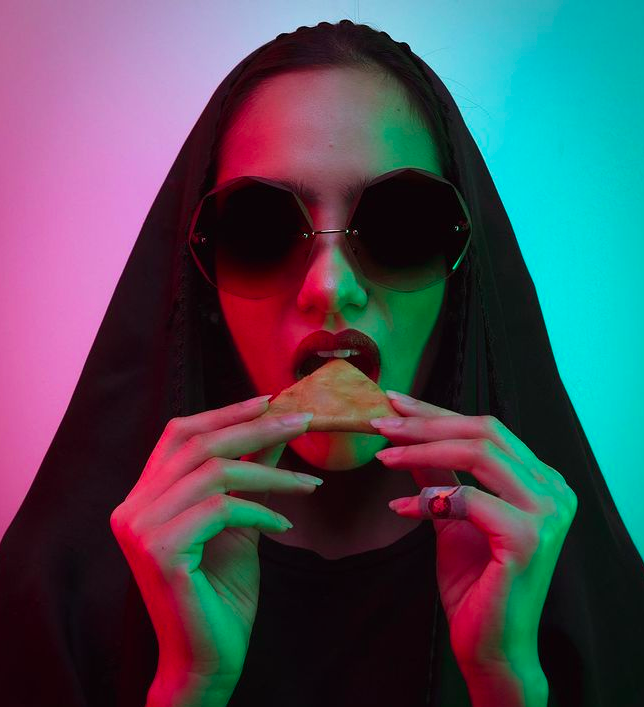 La dernière œuvre de l'artiste omanais Mahmood Al-Zadjali «Plus précieux que l'or», est une photographie d’une femme en train de manger un samboosa. (Fourni)