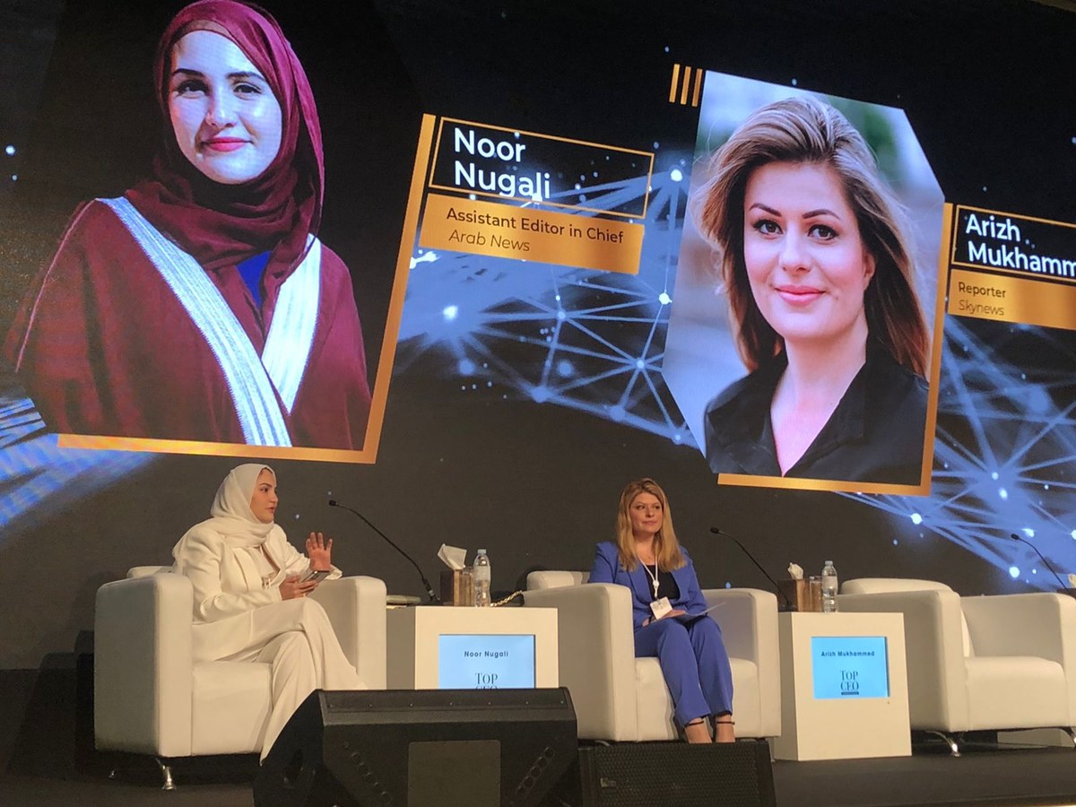 Noor Nugali, rédactrice en chef adjointe d’Arab News, anime la session «Conteurs du front de guerre» lors du Forum des femmes arabes à Dubaï.