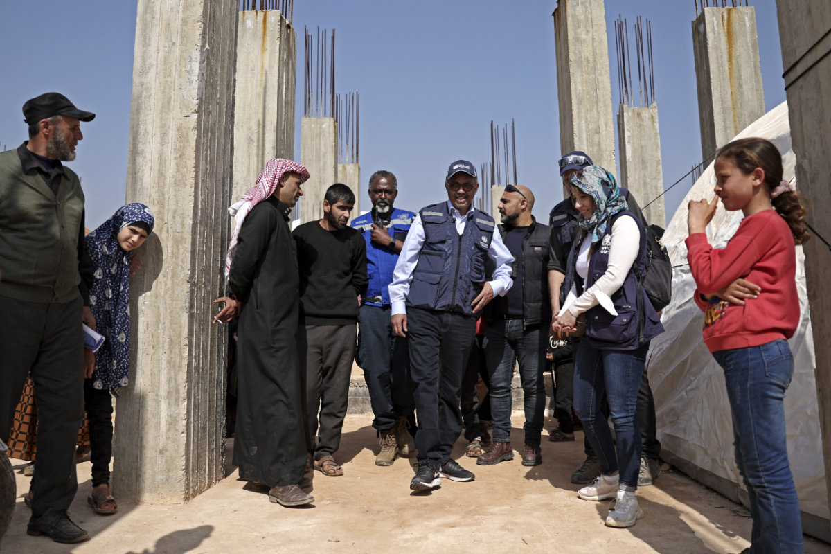 Le directeur général de l’OMS, Tedros Adhanom Ghebreyesus (au centre), visite un site pour personnes déplacées par la catastrophe, à Kafr Lusin, près de la frontière turque, le 1er mars 2023, lors de sa toute première visite dans les zones contrôlées par les rebelles de la Syrie ravagée par la guerre. (AFP)