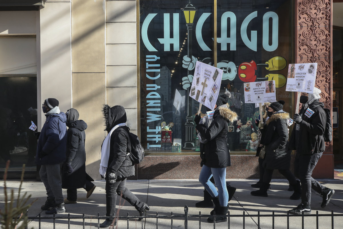 Des individus brandissent des pancartes lors d’une marche contre la violence armée à Chicago le 31 décembre 2020, dans un contexte de recrudescence des meurtres dans la ville (768 cette année-là), ce qui représente une hausse de 252 meurtres par rapport à l’année 2019 (516). (AFP)