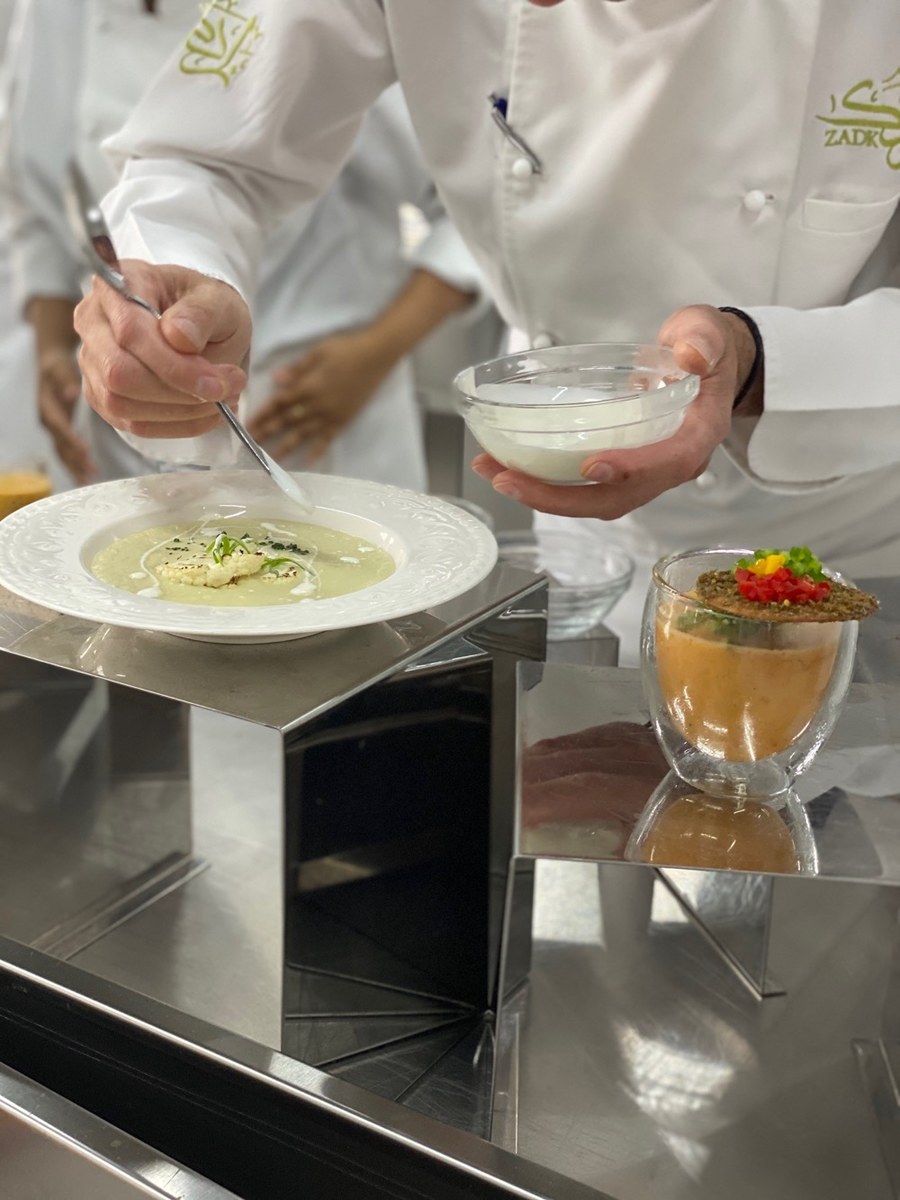 Les chefs saoudiens et le secteur de l’hôtellerie se tournent de nouveau vers la cuisine pour construire des ponts entre les nations et les cultures. (Photo fournie/Zadk)