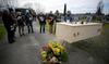 Enterrer dignement les morts de la rue: mission de «Goutte de vies» à Toulouse