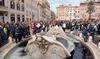 Climat: des militants noircissent l'eau d'une fontaine historique à Rome