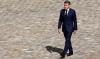 Macron, en quête d'un Premier ministre, remet les mains dans le cambouis national