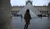 Déception et tristesse des touristes devant le Louvre fermé