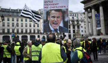 Macron pris à partie par des "gilets jaunes", l'opposition dénonce son imprudence