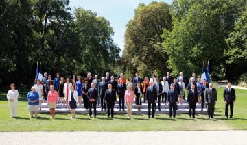 44 à distance sur la pelouse: la photo de famille du nouveau gouvernement, en mode Covid