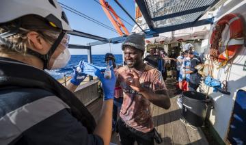Navire de Banksy : les migrants passagers sont pris en charge par les secours