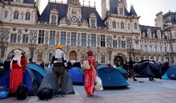 Des migrants lancent un S.O.S depuis leur camp face à la mairie de Paris
