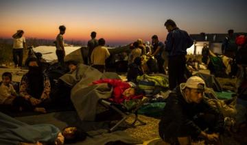 Lesbos : 3e nuit dehors pour des milliers de migrants, d'importantes forces policières sur l'île