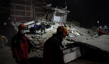 Turquie: Après le séisme, les secours cherchent des survivants dans les décombres
