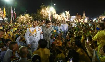 Des milliers de Thaïlandais manifestent leur soutien au roi