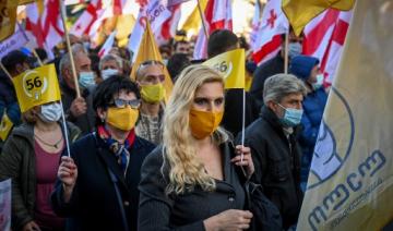 Géorgie: des dizaines de milliers de manifestants demandent de nouvelles élections