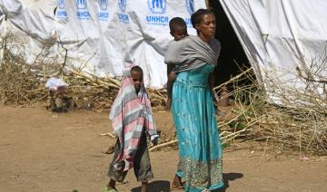 Un camp insalubre au Soudan ou le Tigré en guerre, le cruel dilemme des réfugiés