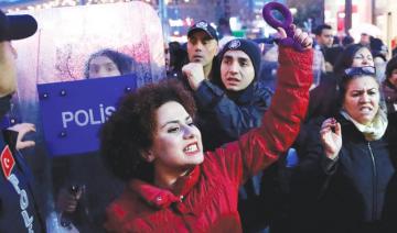 Les fouilles à nu des femmes détenues suscitent la colère en Turquie