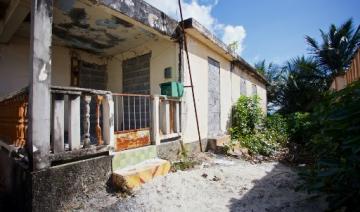 En Guadeloupe, des habitants délogés de la côte rongée par l'érosion 