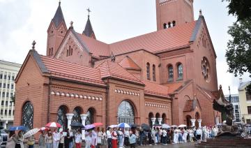 Bélarus: le chef de l'Église catholique démissionne