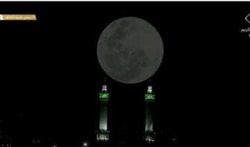 Alignement direct de la lune sur la Kaaba dans la Grande Mosquée de La Mecque 