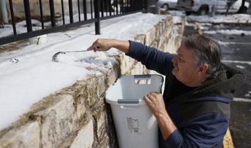Les Texans, transis de froid, font la queue pour de l'eau potable
