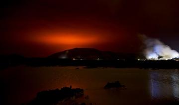 Une éruption volcanique illumine le ciel près de Reykjavik