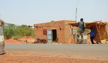 Un policier armé monte la garde le 19 juin 2019 au poste de contrôle de la police où deux policiers ont été tués et quatre blessés par des hommes armés lors d'une attaque nocturne le 18 juin au commissariat à l'entrée nord de Niamey (Photo, AFP) 