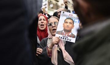 Les gens défilent avec des pancartes appelant à la libération de la figure de l'opposition algérienne détenue Karim Tabbou dans la capitale Alger le 24 janvier 2020 (Photo, AFP)