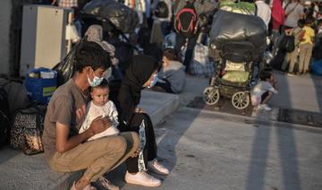Des réfugiés des îles de Lesbos, Chios, Samos, Kos et Leros attendent de monter à bord des bus pour être transférés dans des camps en Grèce continentale, le 29 septembre 2020 (Photo, AFP)
