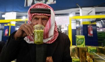 Un Jordanien goûte de l'huile d'olive fraîchement pressée dans un pressoir automatique à Mahis, à l'ouest de la capitale Amman, le 20 novembre 2020. (Khalil Mazraawi/AFP)