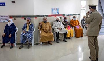 Des Marocains âgés attendent leur tour dans un centre de vaccination de la ville de Salé le 12 février 2021, dans le cadre d'une campagne dans la région. (Fadel Senna/AFP)
