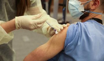 Un médecin reçoit une dose du vaccin Pfizer-BioNTech au Centre médical universitaire américain du Liban dans la capitale Beyrouth, le 14 février 2021 (Photo, AFP)