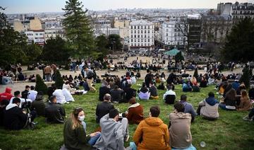 Les gens se rassemblent et s'assoient au sommet de la butte de Montmartre à Paris, le 21 février 2021 (Photo, AFP)