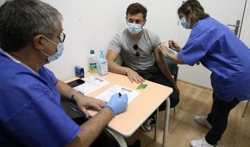 Un jeune homme de 21 ans reçoit une dose du vaccin Pfizer-BioNTech au centre de vaccination Baleone à Ajaccio sur l'île méditerranéenne française de Corse, le 13 mai 2021 (Photo, AFP)