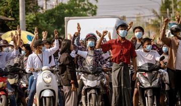Des manifestants faisant le salut à trois doigts lors d'une manifestation contre le coup d'État militaire à Mandalay, le 18 mai 2021 (Photo, AFP)