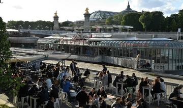 Les clients s'assoient en terrasse, à Paris, le 19 mai 2021 alors que les cafés, restaurants et autres commerces ont rouvert dans le cadre d'un assouplissement du confinement national en raison de la pandémie de Covid-19 (Photo, AFP) 