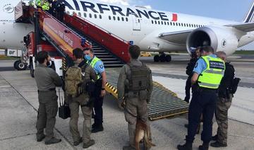 Des gendarmes de l'unité GIGN et de la police de l'aéroport sur la piste de l'aéroport de Roissy-Charles de Gaulle après avoir contrôlé des passagers à la suite d'une alerte à la bombe sur un vol Tchad-Paris, le 3 juin 2021 (Photo, Gendarmerie Nationale/ AFP)