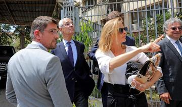 Jean-Yves Le Borgne (2e à gauche) et Jean Tamalet (à gauche), membres de l'équipe de défense de Carlos Ghosn, quittent le palais de justice de Beyrouth, la capitale libanaise, le 4 juin 2021. (Anwar Amro / AFP)