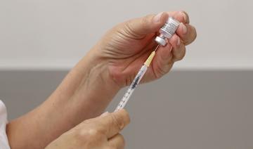 Un médecin prépare une dose du vaccin Pfizer / BioNTech Covid-19 au Maccabi Healthcare Services de la ville côtière de Tel Aviv le 6 juin 2021, alors qu'Israël entame une campagne de vaccination contre le coronavirus pour les 12 à 15 ans (AFP)