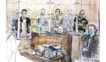 Un croquis d'audience réalisé le 7 juin 2021 montre Nourredine Allam (à gauche) l'un des quatre accusés, et son avocate Clarisse Serre (à droite) lors de la première audience du procès pour le meurtre du policier Xavier Jugelé sur les Champs-Elysées (Photo, AFP)