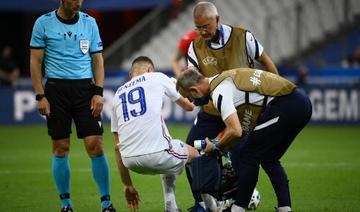 Des membres du personnel médical aident l'attaquant français Karim Benzema après une blessure lors du match de football amical France-Bulgarie avant le tournoi Euro 2020, au Stade De France à Saint-Denis, dans la banlieue de Paris, le 8 juin 2021 (Photo, AFP)