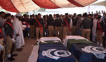 Des proches et des collègues se tiennent autour des cercueils de deux policiers, abattus alors qu'ils escortaient une équipe de vaccination contre la polio, lors des funérailles à Mardan le 9 juin 2021 (Photo, AFP)