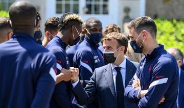 Le président français Emmanuel Macron accueille les joueurs avant un déjeuner à Clairefontaine-en-Yvelines, le 10 juin 2021 (Photo, AFP)
