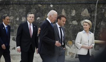 Le président américain Joe Biden (g) et le président français Emmanuel Macron (d), flanqués du Premier ministre italien Mario Draghi (2g) et de la présidente de la Commission européenne Ursula von der Leyen (2d) au sommet du G7 à Carbis Bay, Cornouailles, sud-ouest de l'Angleterre, le 11 juin 2021. (Phil Noble / Pool / AFP)