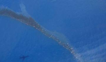 Cette photo à distribuer publiée le 12 juin 2021 par la Marine nationale montre une nappe de pétrole, contenant des hydrocarbures lourds, dans le secteur d'Aleria-Solenzara, au large de l'île méditerranéenne française de Corse. (Marine Nationale/AFP)