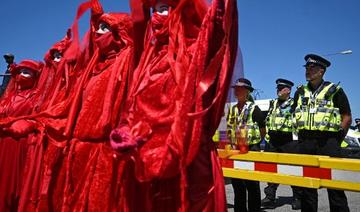 Masques et cortège rouge: des milliers de manifestants exhortent le G7 à agir pour le climat