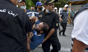 Des policiers tunisiens arrêtent un manifestant lors d'une manifestation contre les violences policières à l'avenue Habib Bourguiba dans la capitale Tunis, le 12 juin 2021 (Photo, AFP)